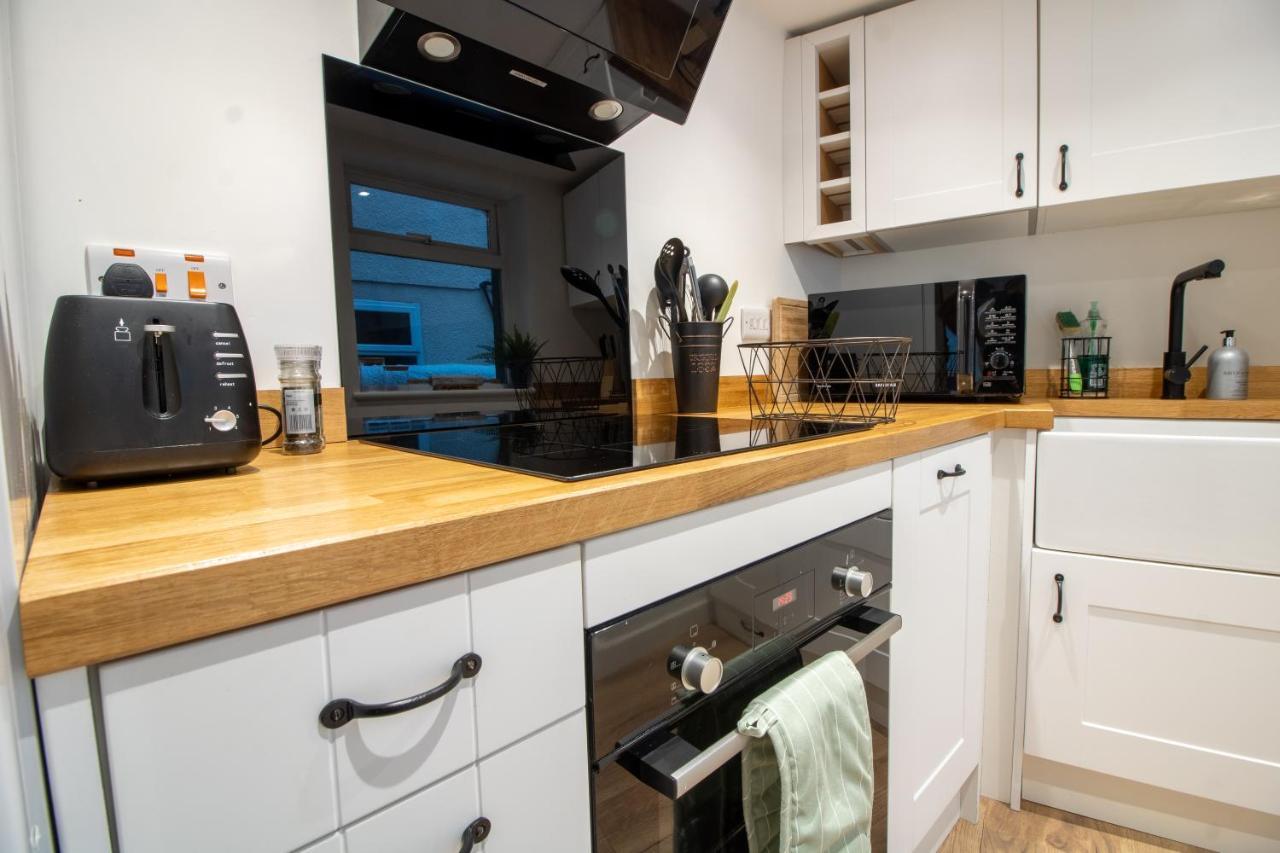 Stylish And Modern Town Centre End-Of Terrace Home Newton Abbot Exterior photo